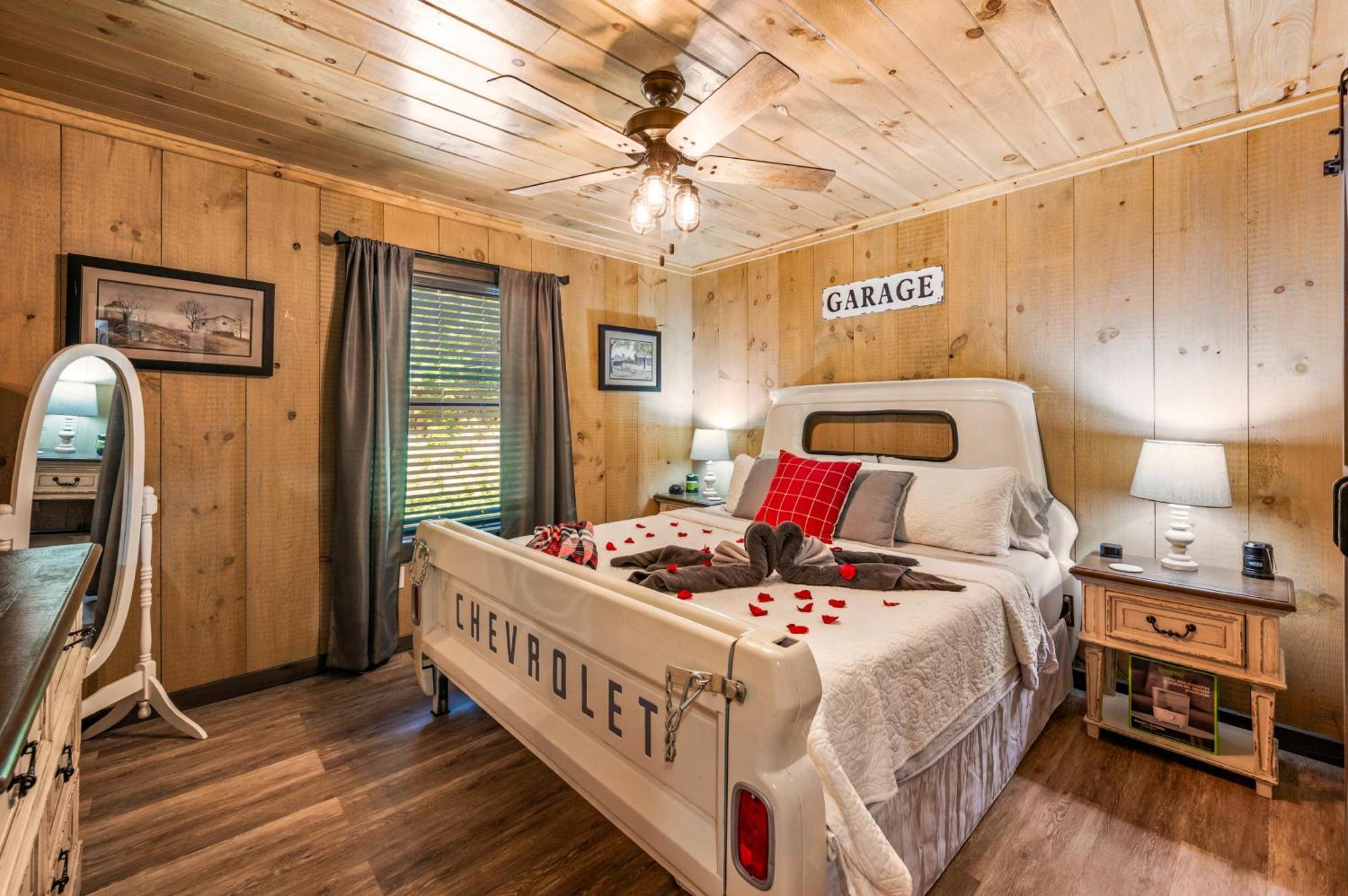 Lil Cabin In The Cove! Mtn Views, Theater, Hot Tub, Games, King Beds, Prime Location! セバービル エクステリア 写真