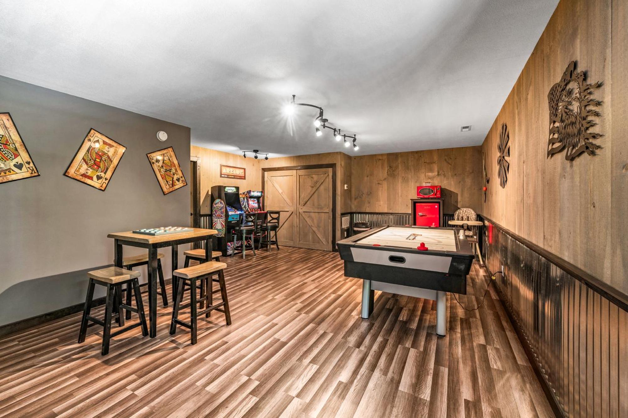 Lil Cabin In The Cove! Mtn Views, Theater, Hot Tub, Games, King Beds, Prime Location! セバービル エクステリア 写真
