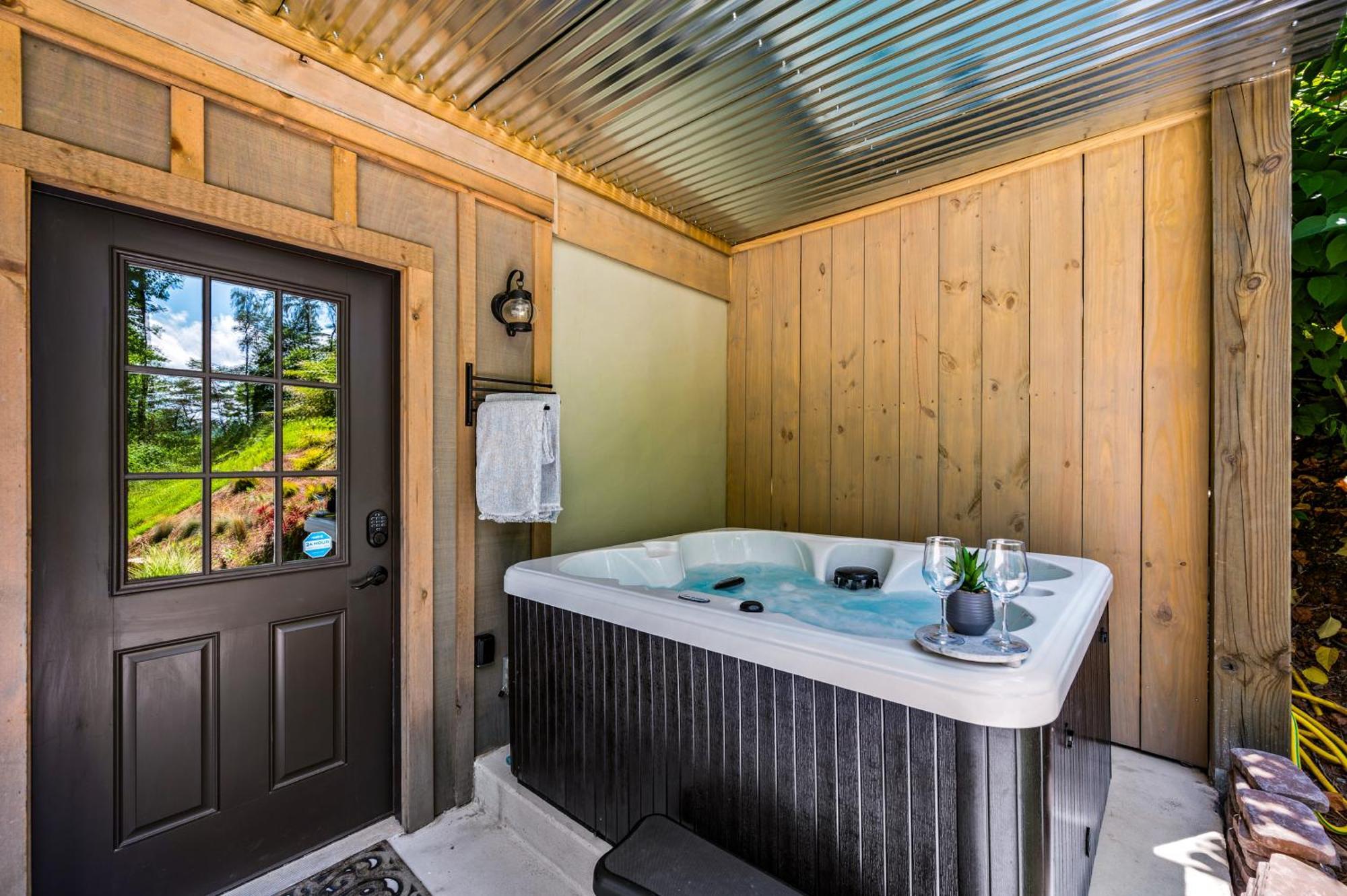 Lil Cabin In The Cove! Mtn Views, Theater, Hot Tub, Games, King Beds, Prime Location! セバービル エクステリア 写真