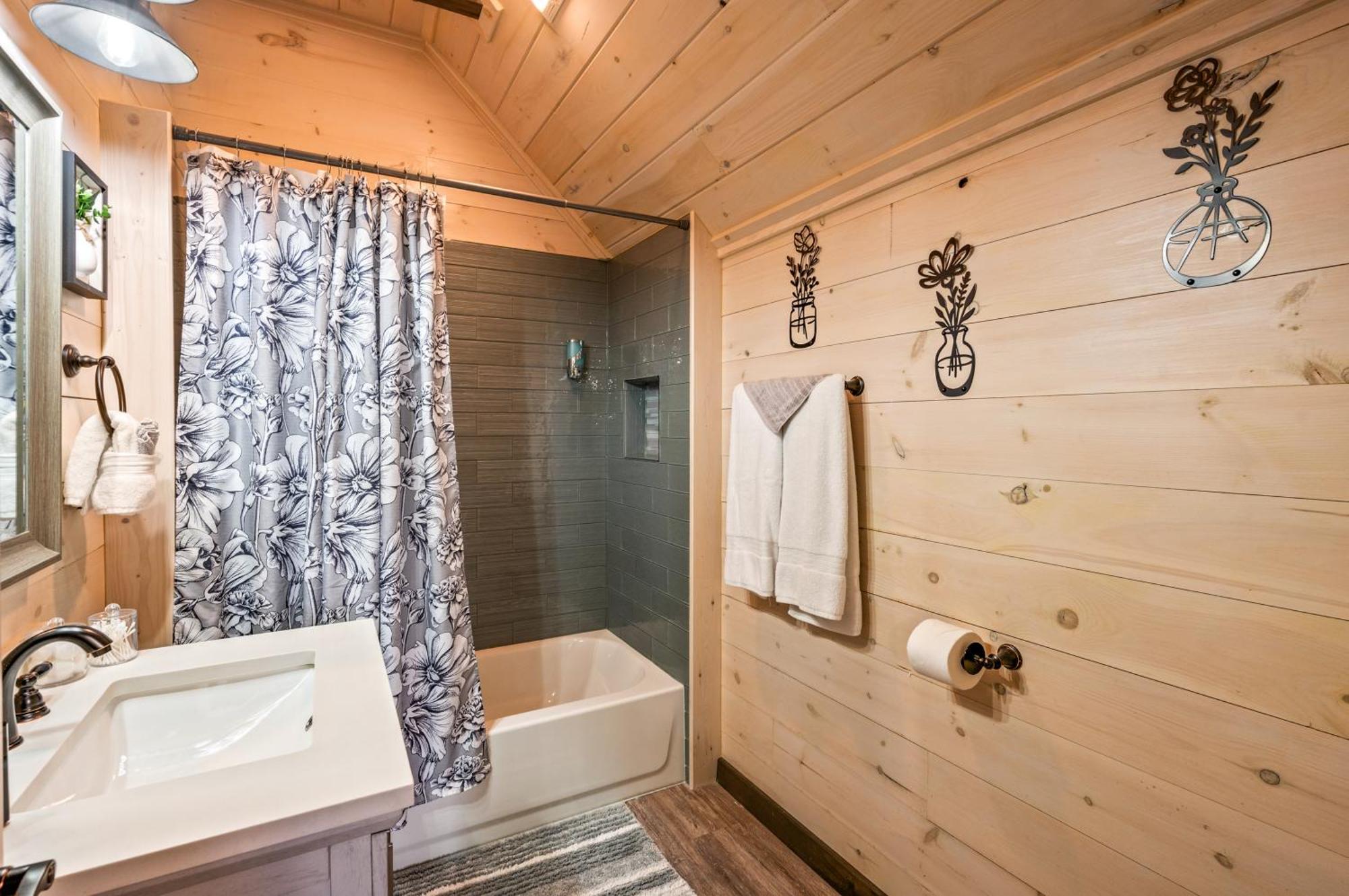 Lil Cabin In The Cove! Mtn Views, Theater, Hot Tub, Games, King Beds, Prime Location! セバービル エクステリア 写真