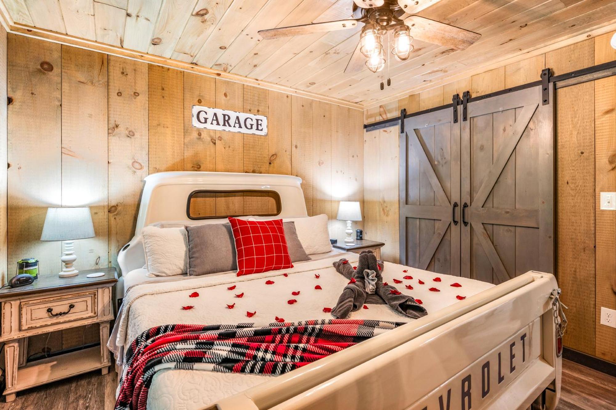 Lil Cabin In The Cove! Mtn Views, Theater, Hot Tub, Games, King Beds, Prime Location! セバービル エクステリア 写真