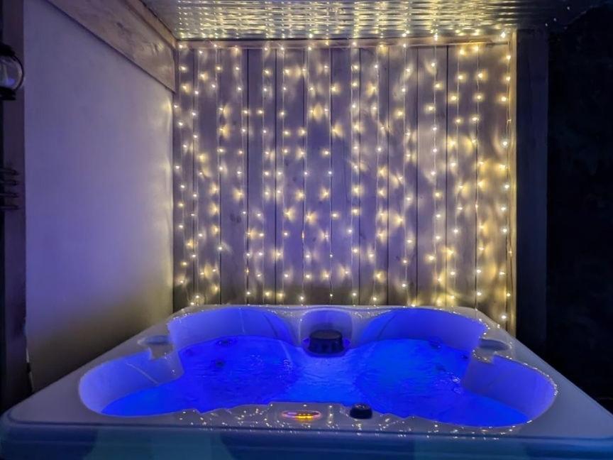 Lil Cabin In The Cove! Mtn Views, Theater, Hot Tub, Games, King Beds, Prime Location! セバービル エクステリア 写真